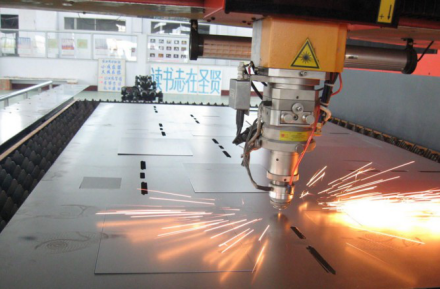 激光切割機(jī)背后的好幫手！激光機(jī)專用無觸點(diǎn)穩(wěn)壓器