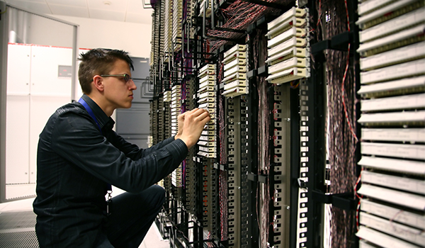 數(shù)據(jù)中心需要UPS電源，那么怎樣選擇呢？