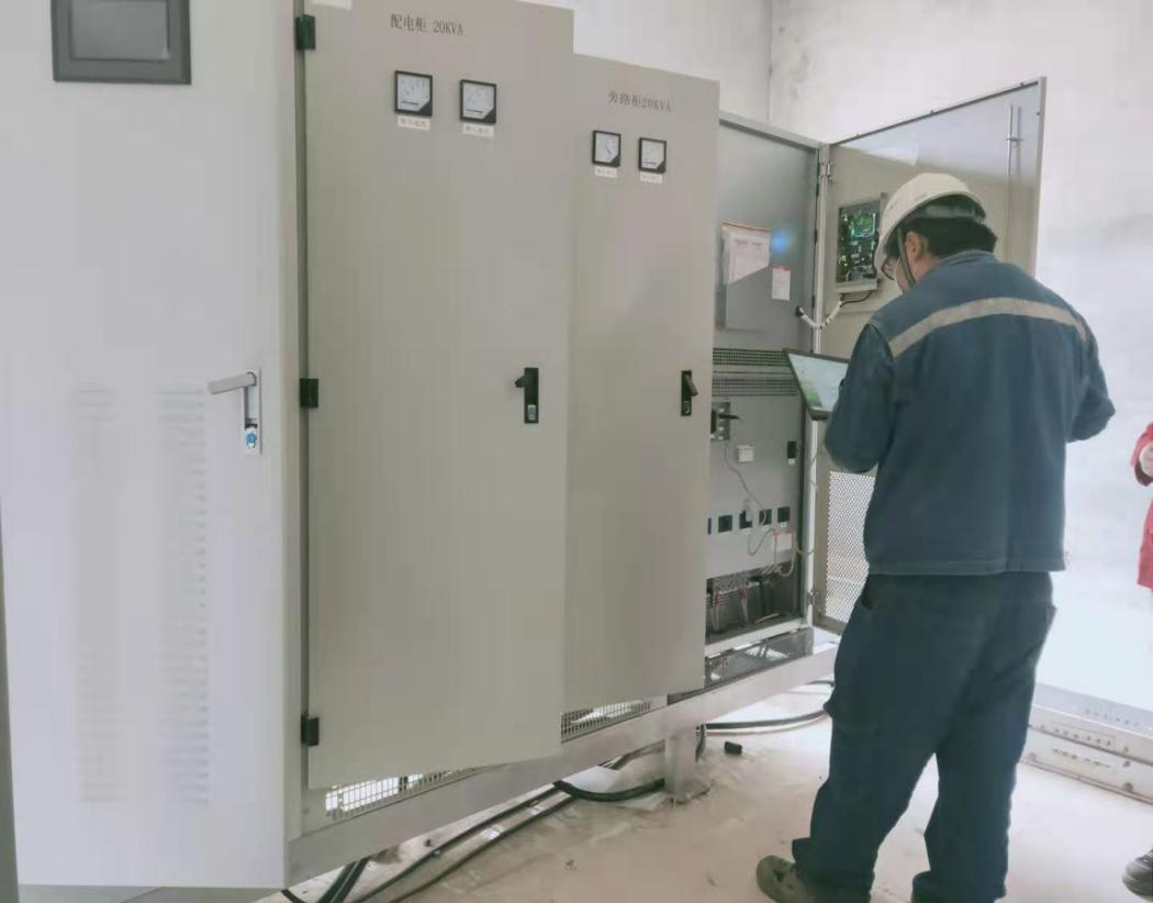 技術(shù)人員旁路柜整體檢查圖